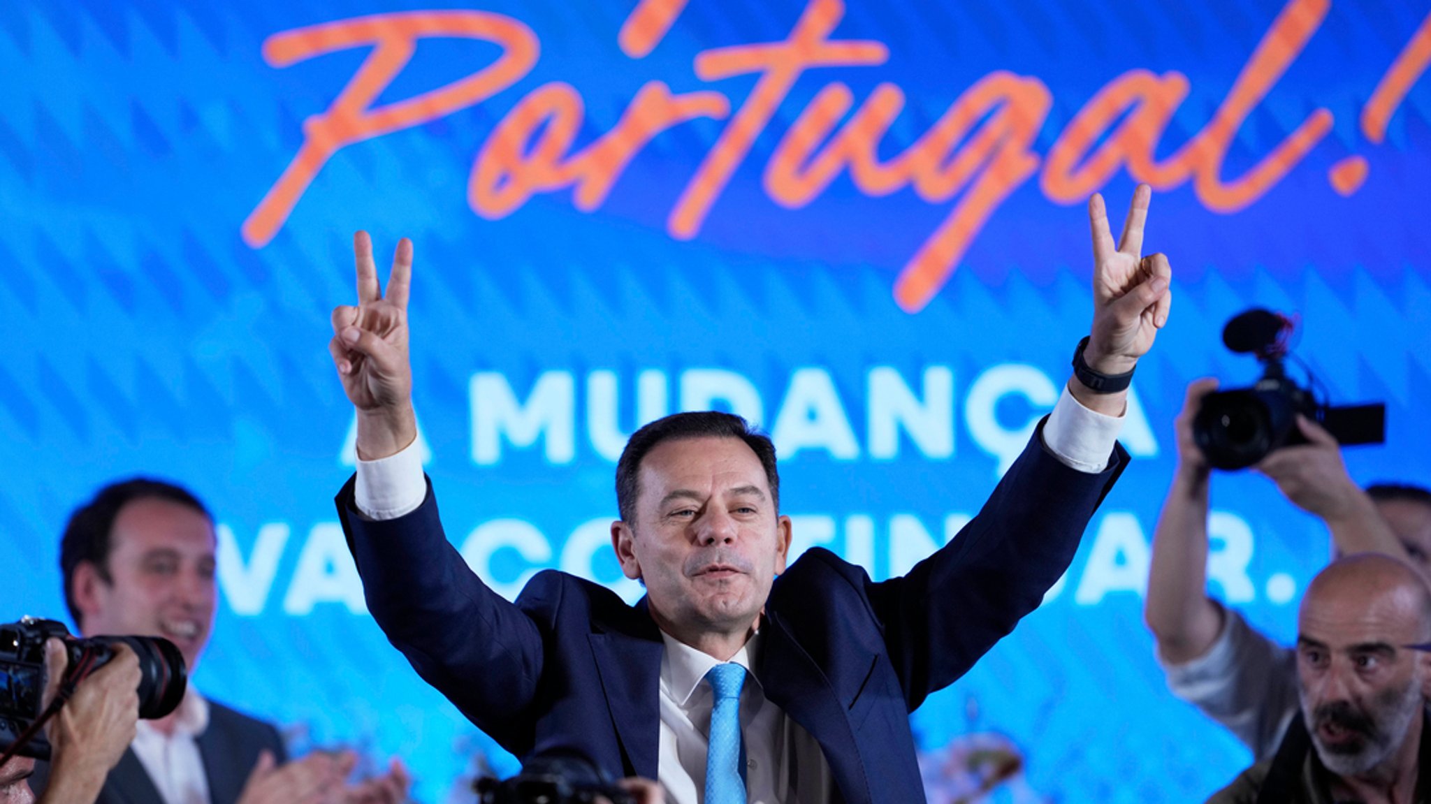 19.05.2025, Portugal, Lissabon: Der amtierende Ministerpräsident und Vorsitzende der konservativen Alianca Democrática (AD) spricht nach den Parlamentswahlen zu seinen Anhängern.