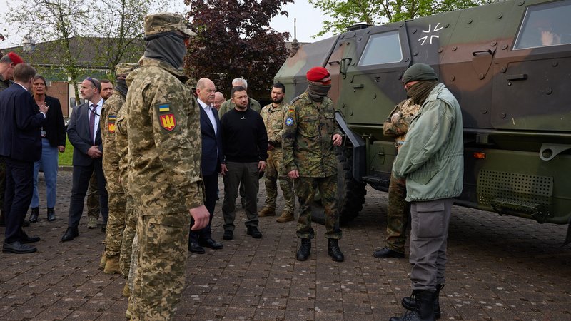 Bundeskanzler Scholz mit Präsident Selenskyj und Bundeswehrsoldaten. Es ist das bislang größte Rüstungspaket für die Ukraine: Die Bundesregierung liefert Panzer, Waffen und Munition im Wert von mehr als 2,7 Milliarden Euro.