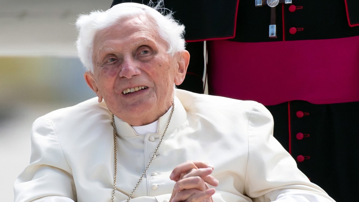 Der emeritierte Papst Benedikt XVI. im Rollstuhl am Flughafen München