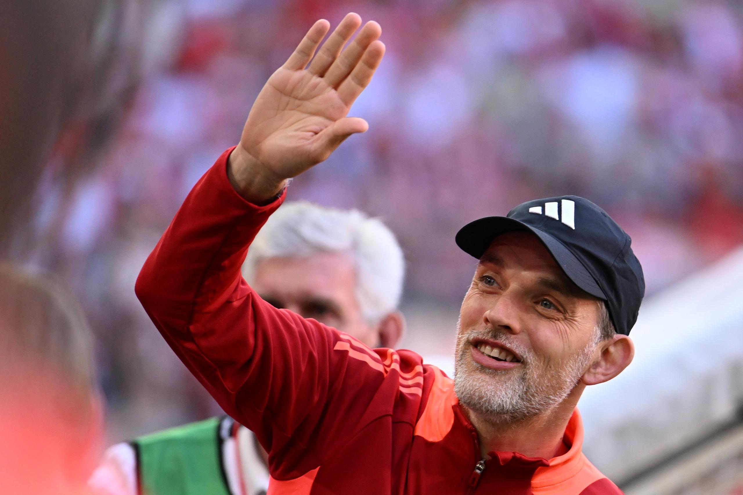 12.05.2024, Bayern, München: Fußball: Bundesliga, Bayern München - VfL Wolfsburg, 33. Spieltag in der Allianz Arena, Münchens Trainer Thomas Tuchel winkt den Fans vor dem Spiel zu. Für Thomas Tuchel ist bei den Bayern bald Schluss. (zu dpa: «Spektakuläre Trainer-Wende? Diskussionen um Tuchel-Verbleib») Foto: Lukas Barth/dpa +++ dpa-Bildfunk +++