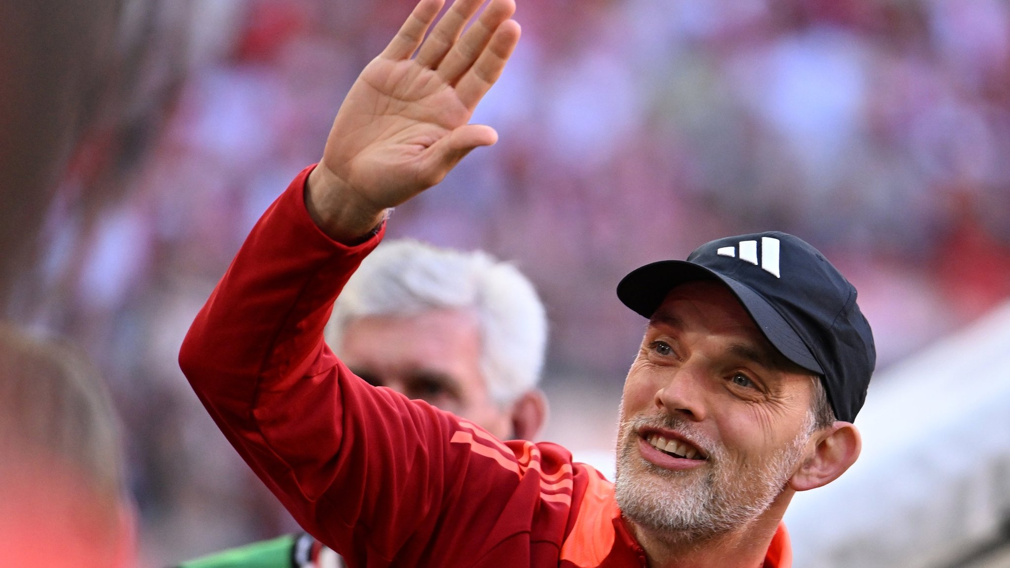 12.05.2024, Bayern, München: Fußball: Bundesliga, Bayern München - VfL Wolfsburg, 33. Spieltag in der Allianz Arena, Münchens Trainer Thomas Tuchel winkt den Fans vor dem Spiel zu. Für Thomas Tuchel ist bei den Bayern bald Schluss. (zu dpa: «Spektakuläre Trainer-Wende? Diskussionen um Tuchel-Verbleib») Foto: Lukas Barth/dpa +++ dpa-Bildfunk +++