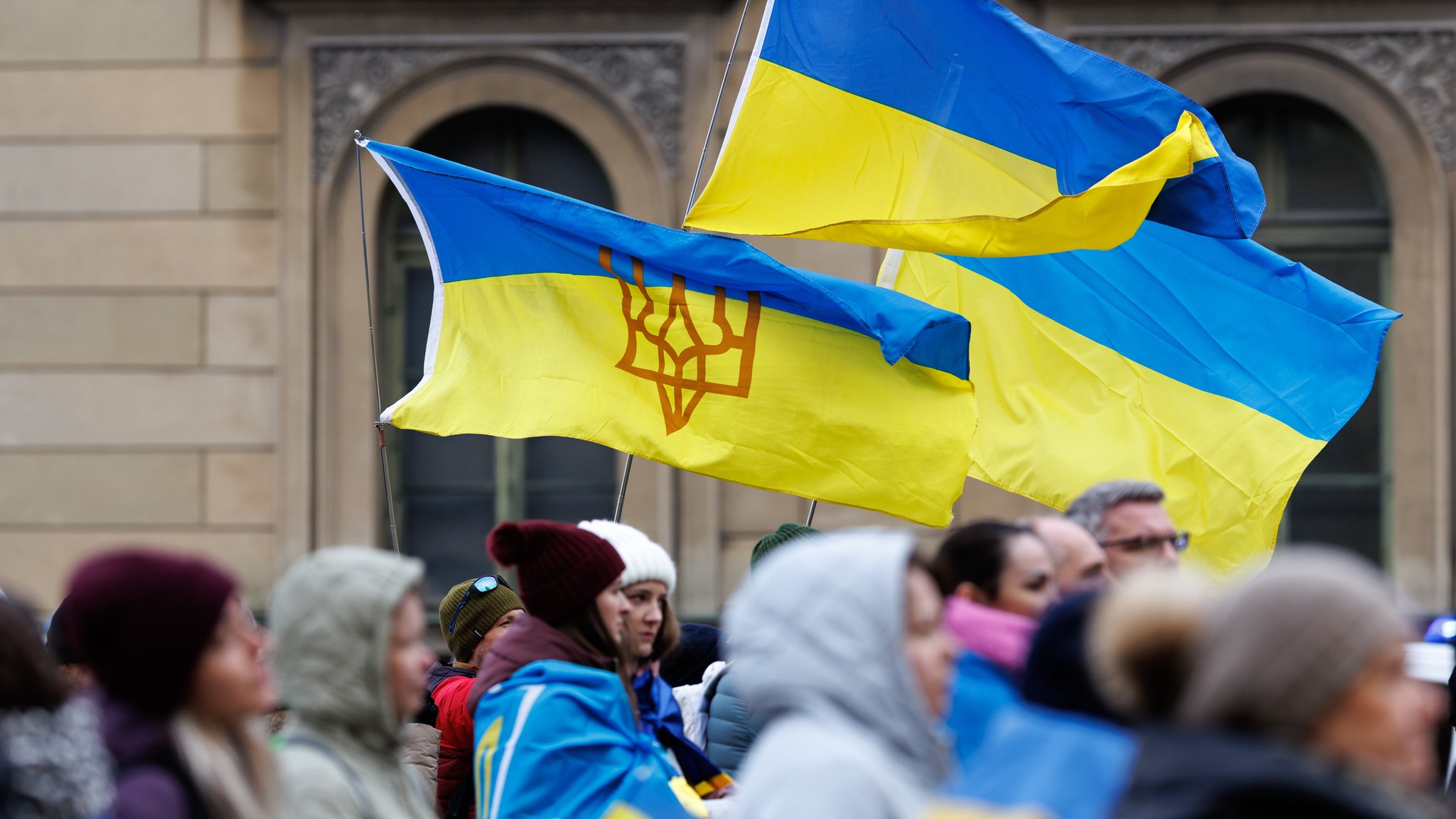 Ukrainische Fahnen bei einer Demo am Münchner Odeonsplatz am 15. Februar 2025