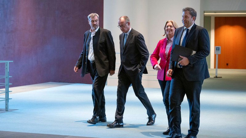 Söder, Merz, Bas und Klingbeil bei einer Pressekonferenz nach der Sitzung des Koalitionsausschusses von Union und SPD im Kanzleramt. | Bild: picture alliance / Geisler-Fotopress | Bernd Elmenthaler/Geisler-Fotopr Söder, Merz, Bas und Klingbeil bei einer Pressekonferenz nach der Sitzung des Koalitionsausschusses von Union und SPD im Kanzleramt.