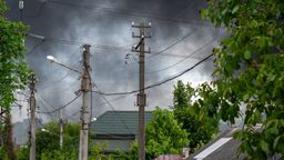 17.05.2024: In der ukrainischen Stadt Charkiw sind nahe dieser Strommasten nach einem russischen Bombenangriff Rauchwolken zu sehen. | Bild:picture alliance/Anadolu/Stringer