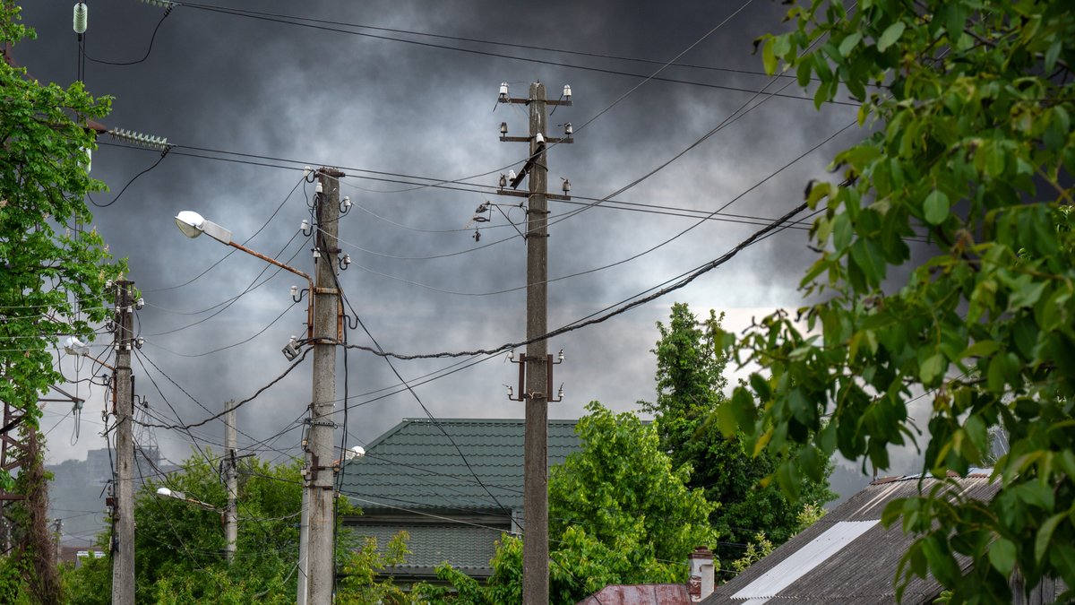 17.05.2024: In der ukrainischen Stadt Charkiw sind nahe dieser Strommasten nach einem russischen Bombenangriff Rauchwolken zu sehen.