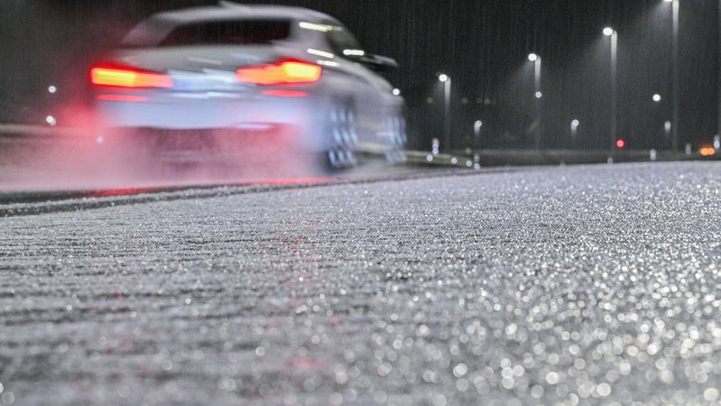 24.11.2025: Ein Auto fährt in der Nähe des Flughafens München an Eis auf einer Straße vorbei. | Bild: picture alliance/dpa/Jason Tschepljakow 24.11.2025: Ein Auto fährt in der Nähe des Flughafens München an Eis auf einer Straße vorbei.