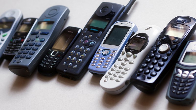 Mehrere Modelle alter Tastenhandys aufgereiht | Bild: picture alliance / Lutz Wallroth Mehrere Modelle alter Tastenhandys aufgereiht