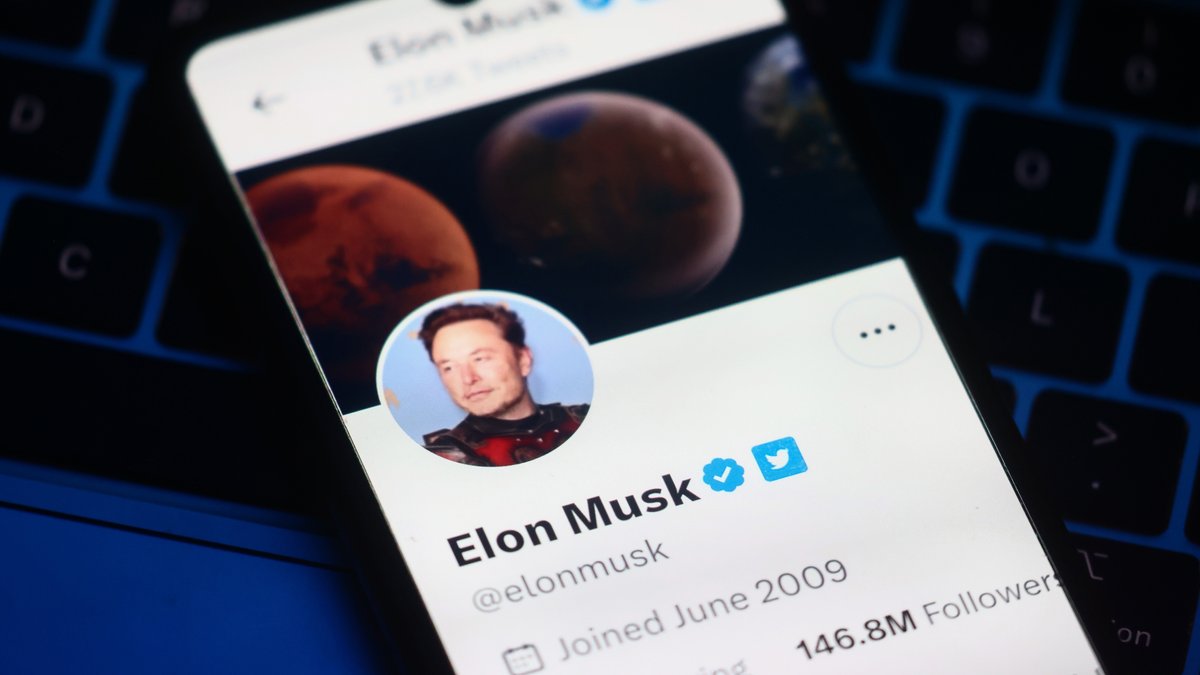 Elon Musks Twitter-Account auf einem Smartphone