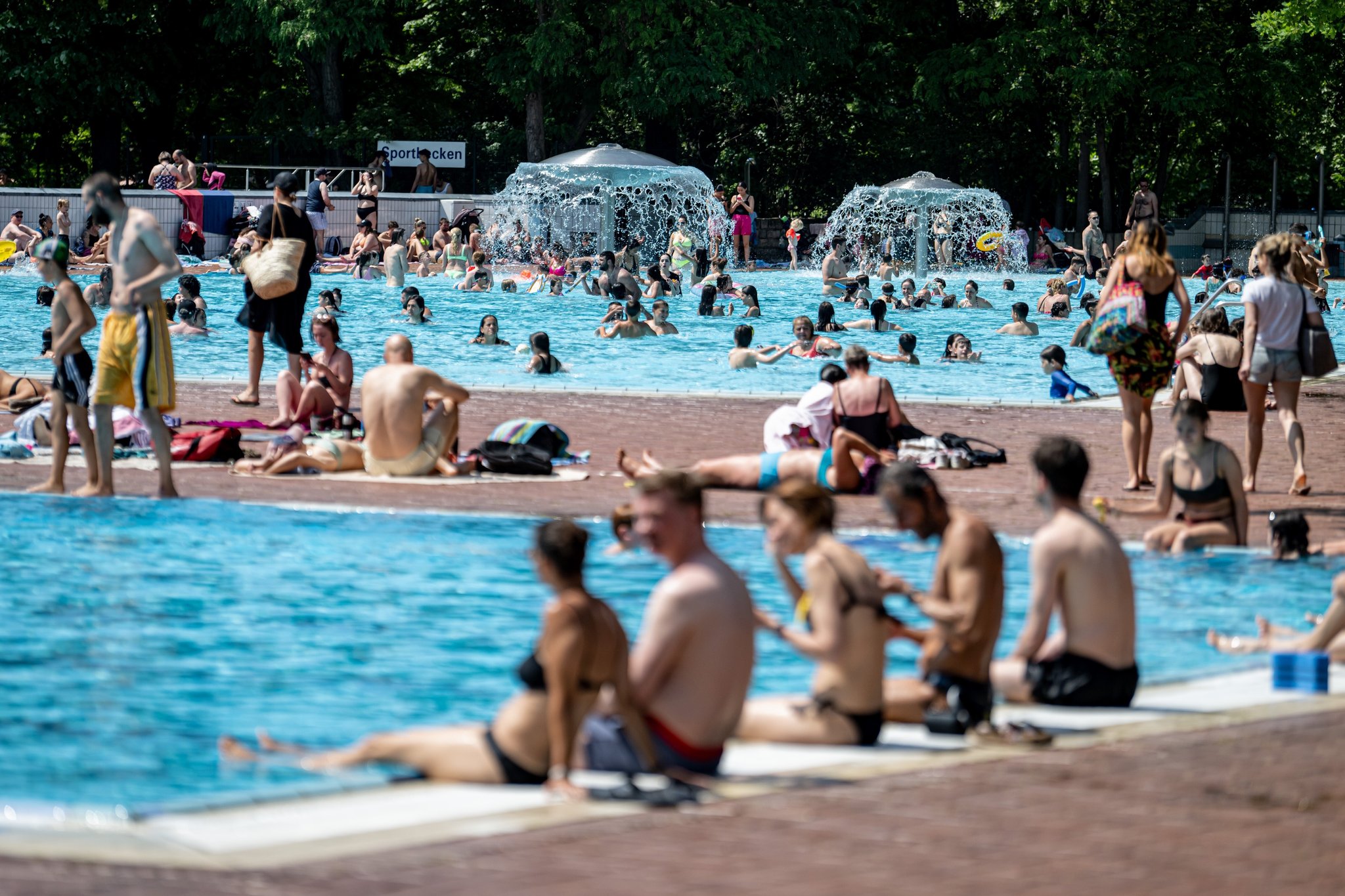 Schwimmbad | Bild: picture alliance/dpa | Fabian Sommer Schwimmbad