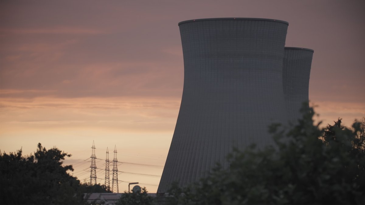 Abendstimmung am Atomkraftwerk Gundremmingen - die Kühltürme dampfen nicht mehr.