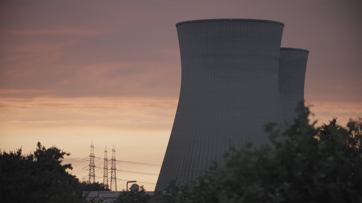 Abendstimmung am Atomkraftwerk Gundremmingen - die Kühltürme dampfen nicht mehr.