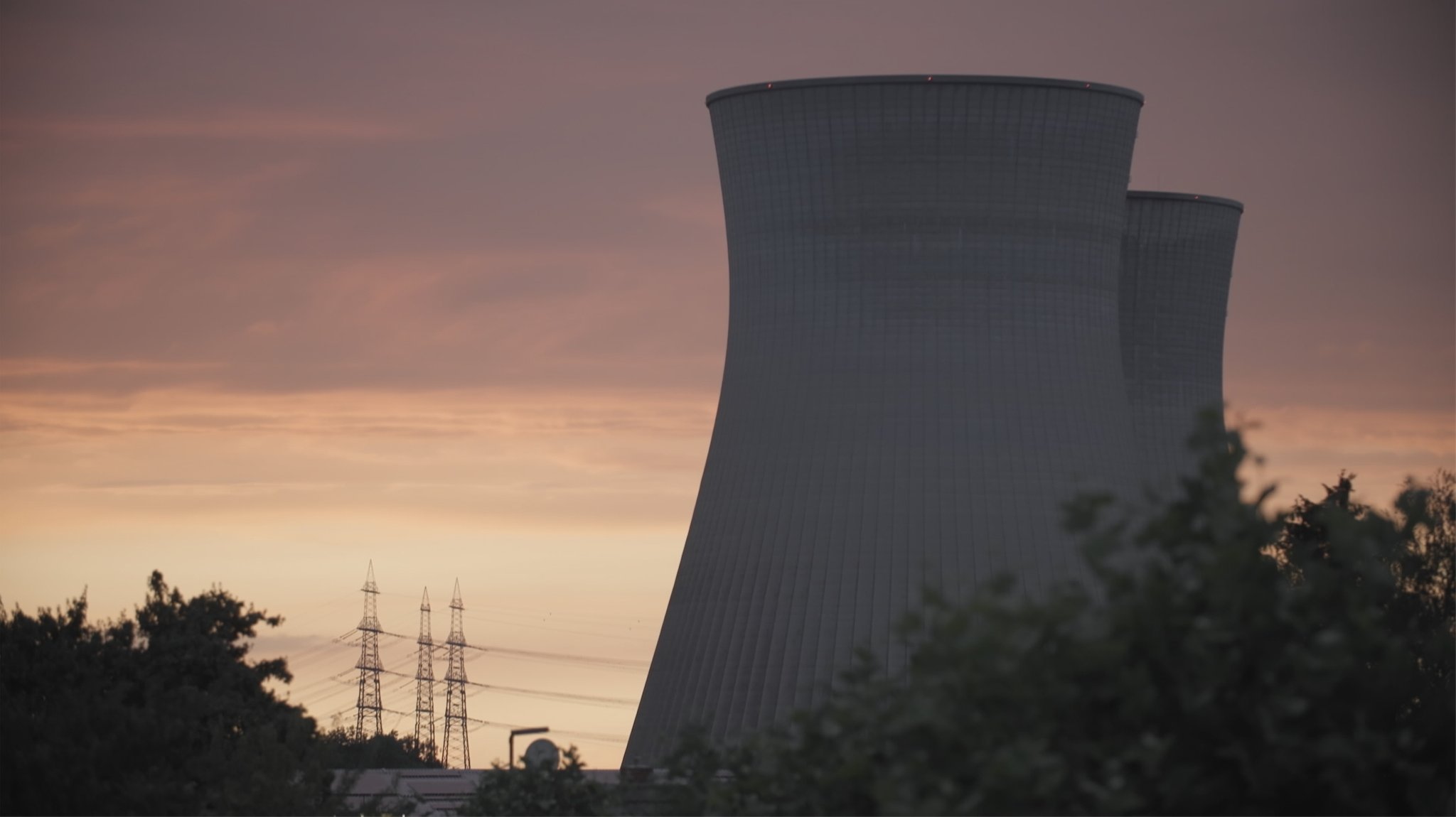 Abendstimmung am Atomkraftwerk Gundremmingen - die Kühltürme dampfen nicht mehr.