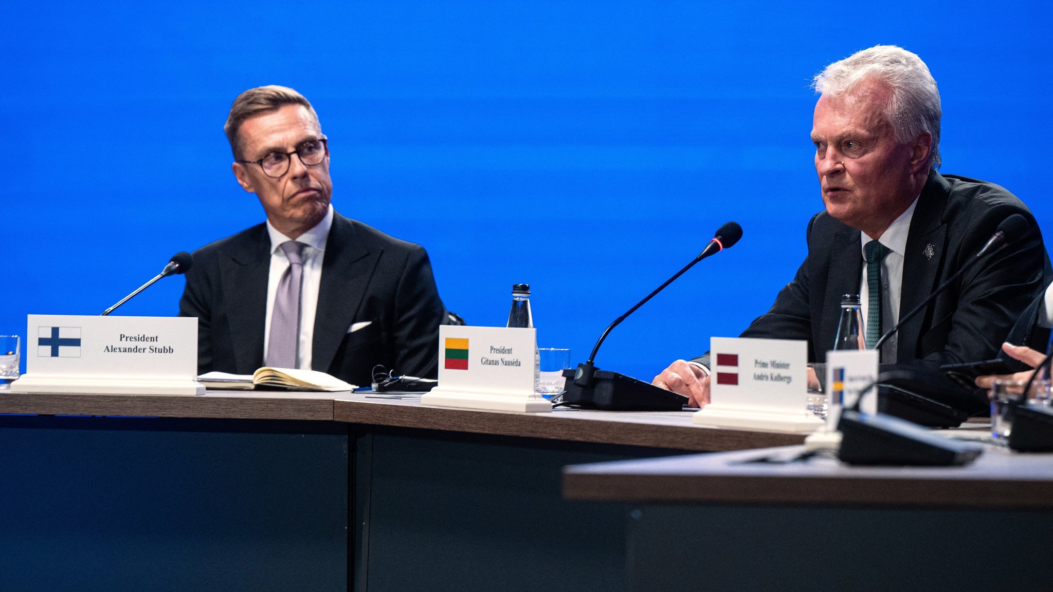 Der finnische Präsident Alexander Stubb (l.) und der litauische Präsident Gitanas Nausėda nehmen bei einem Treffen der "Koalition der Willigen". | Bild: picture alliance / abaca | Ukrinform/ABACA Der finnische Präsident Alexander Stubb (l.) und der litauische Präsident Gitanas Nausėda nehmen bei einem Treffen der "Koalition der Willigen".