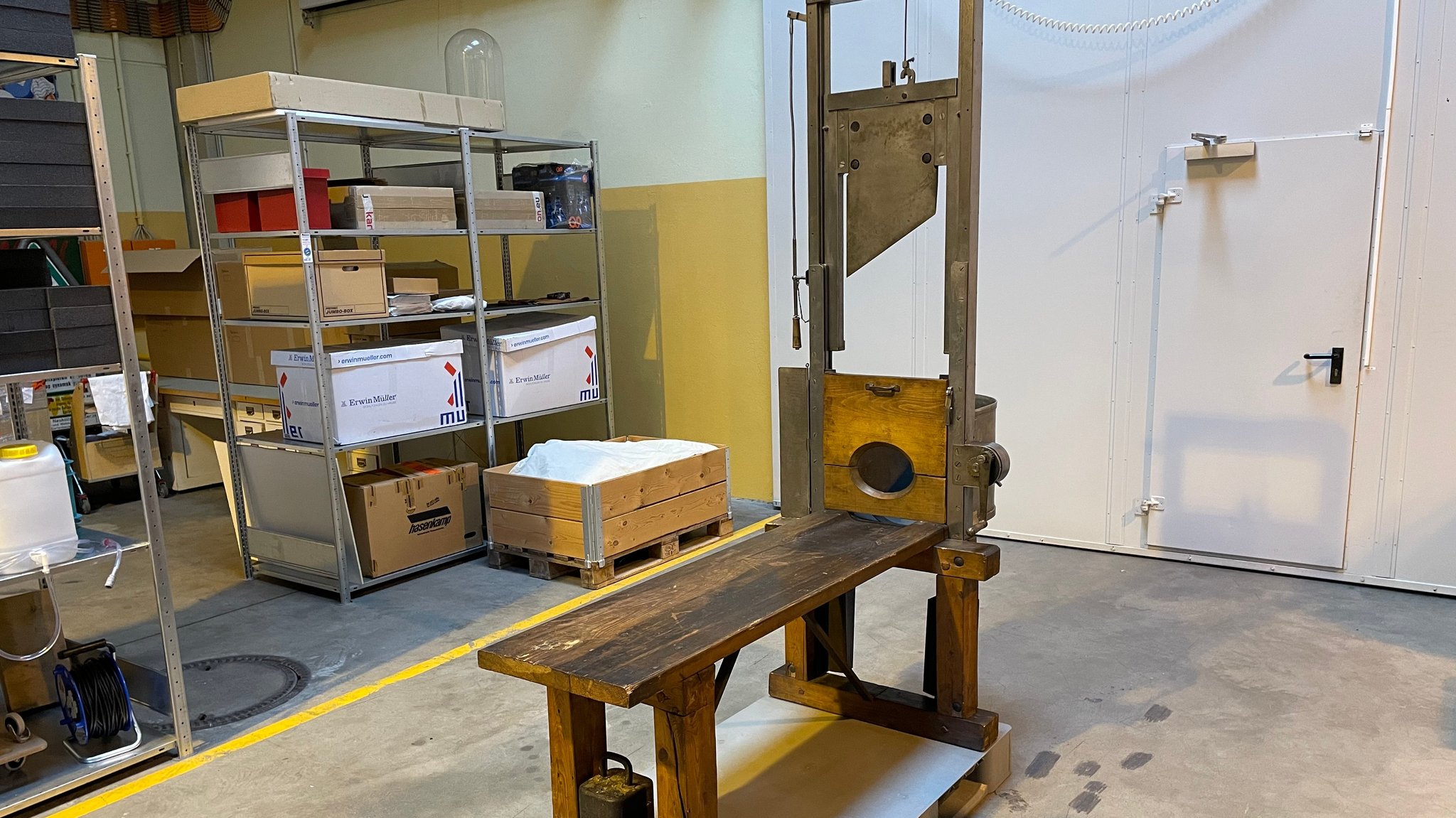 Auf dieser Guillotine wurden im Zuchthaus Brandenburg-Görden während des Dritten Reichs mehr 2.000 zum Tode verurteilte Menschen enthauptet. Einer von ihnen war der Allgäuer Michael Lerpscher. Heute steht sie im Depot des Deutschen Historischen Museums in Berlin.