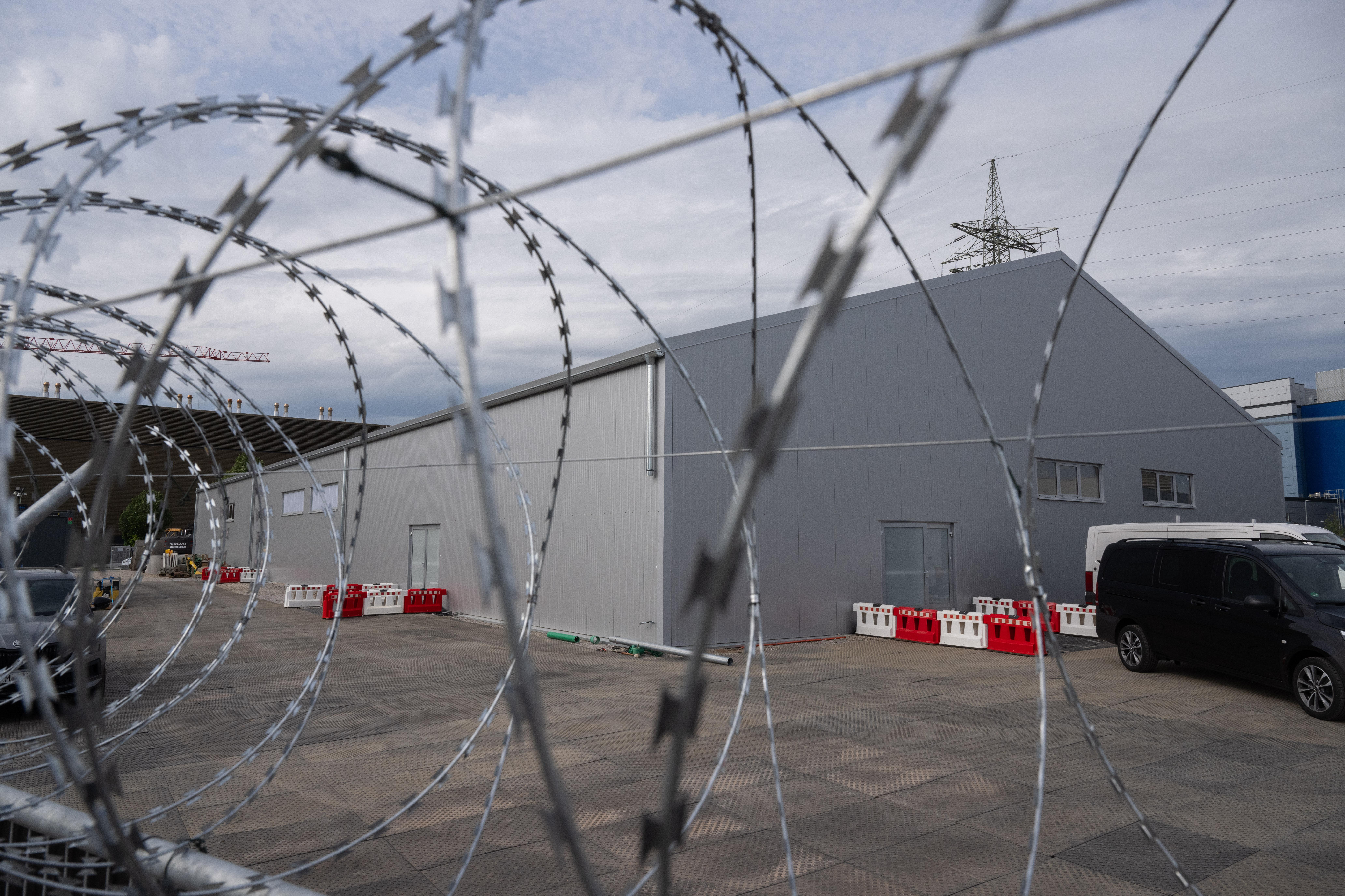 In der Leichtbauhalle in Frankfurt-Sossenheim beginnt heute unter massiven Sicherheitsmaßnahmen der Prozess gegen neun mutmaßliche Angehörige der "Reichsbürger"-Szene. 