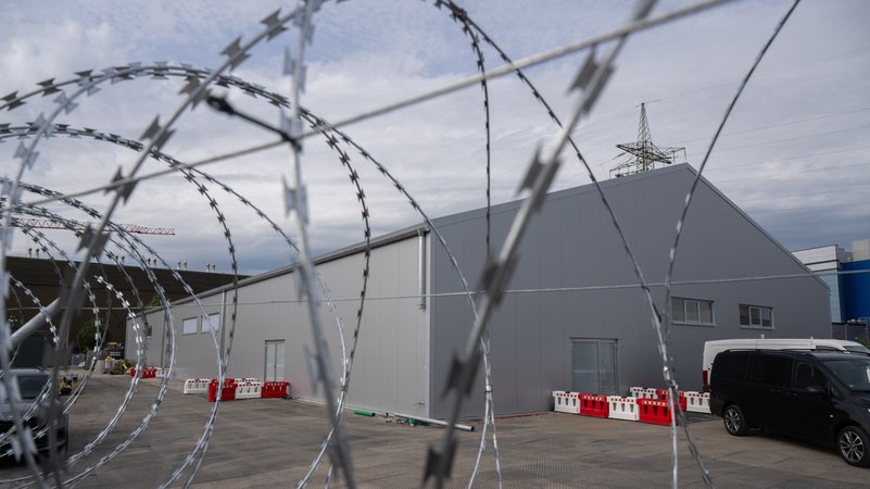 In der Leichtbauhalle in Frankfurt-Sossenheim beginnt heute unter massiven Sicherheitsmaßnahmen der Prozess gegen neun mutmaßliche Angehörige der "Reichsbürger"-Szene. | Bild: picture alliance/dpa | Boris Roessler In der Leichtbauhalle in Frankfurt-Sossenheim beginnt heute unter massiven Sicherheitsmaßnahmen der Prozess gegen neun mutmaßliche Angehörige der "Reichsbürger"-Szene.