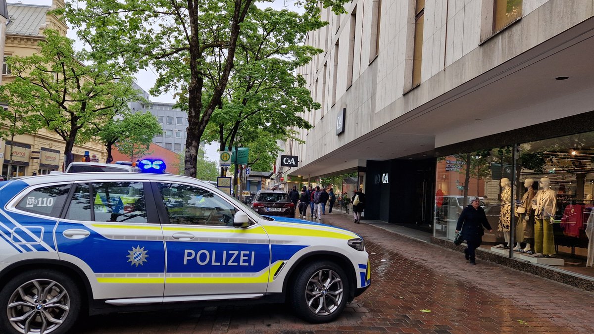 Ein Polizeiwagen steht mit eingeschaltetem Blaulicht in der Augsburger Innenstadt. Innerhalb kürzester Zeit wurden mehrere Brände in Einkaufläden gelegt.