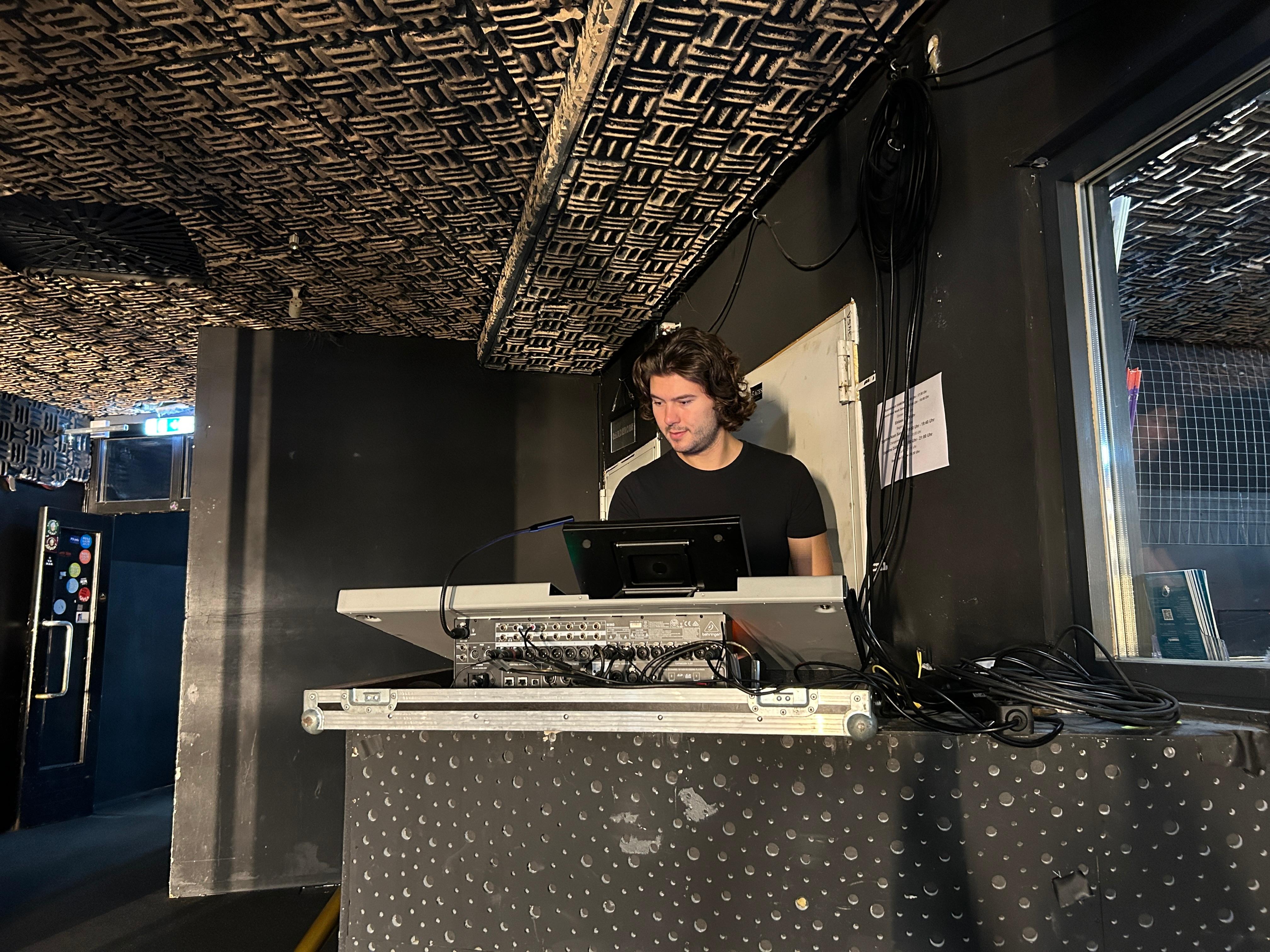 Ein Mann bedient ein Mischpult