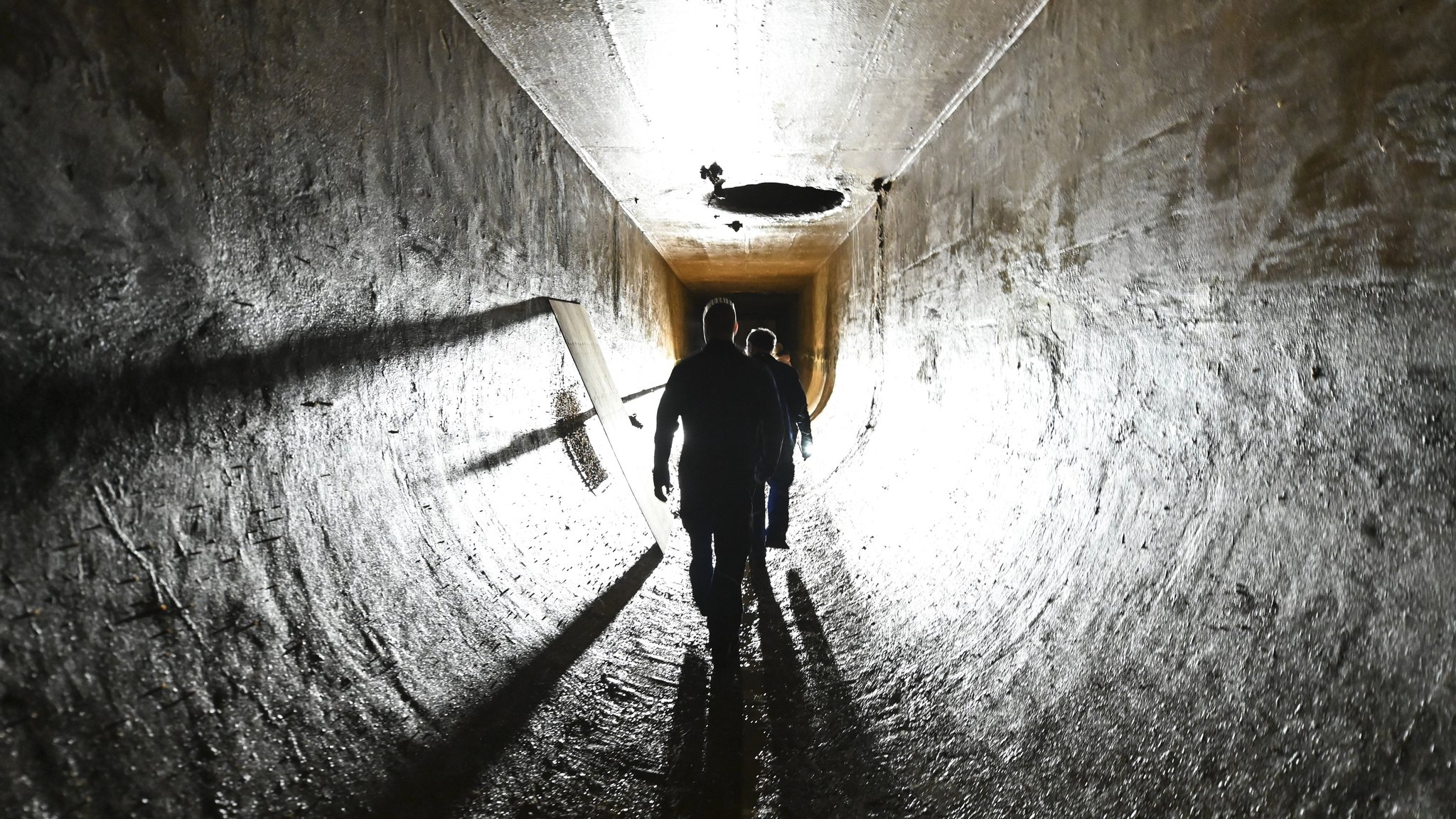 wei Mitarbeiter der Bodensee-Wasserversorgung kontrollieren eine technische Anlage. Auf dem Boden der Anlagen haben sich massiv Quagga-Muscheln angesiedelt. 