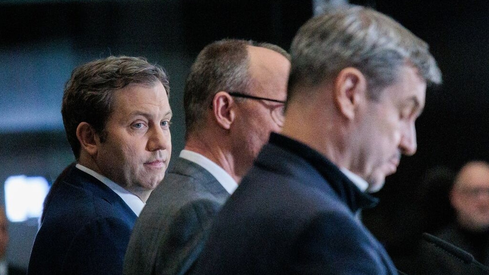 04.03.2025, Berlin: Lars Klingbeil (l-r), Fraktionsvorsitzender der SPD und Bundesvorsitzender, Friedrich Merz, Kanzlerkandidat der Union, Fraktionsvorsitzender der Union und Bundesvorsitzender der CDU, und Markus Söder, Vorsitzender der CSU und Ministerpräsident von Bayern, geben eine Pressekonferenz zu den Sondierungsgesprächen zwischen der Union und der SPD. Foto: Carsten Koall/dpa +++ dpa-Bildfunk +++