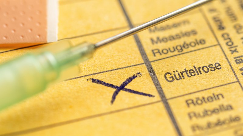Impfpass mit Eintrag "Gürtelrose" und eine Spritze | Bild: picture alliance / Shotshop | Zerbor Impfpass mit Eintrag "Gürtelrose" und eine Spritze