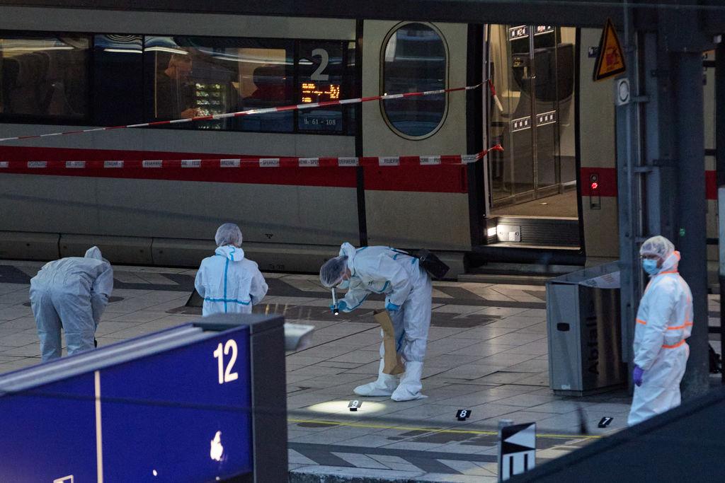 23.05.2025, Hamburg: Spurensicherung im Einsatz nahe des Tatorts. Bei einem Messerangriff im Hamburger Hauptbahnhof sind mehrere Menschen schwer verletzt worden.  (zu dpa: «Messerattacke in Hamburg - einige Verletzte entlassen») Foto: Georg Wendt/dpa +++ dpa-Bildfunk +++