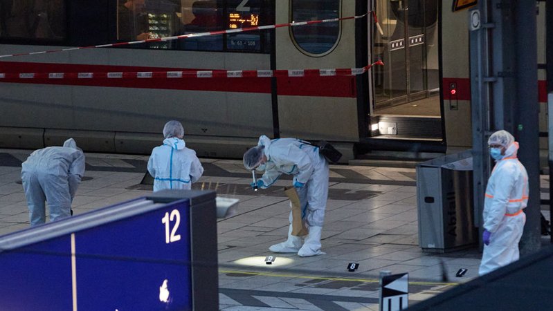 23.05.2025, Hamburg: Spurensicherung im Einsatz nahe des Tatorts. Bei einem Messerangriff im Hamburger Hauptbahnhof sind mehrere Menschen schwer verletzt worden. (zu dpa: «Messerattacke in Hamburg - einige Verletzte entlassen») Foto: Georg Wendt/dpa +++ dpa-Bildfunk +++ | Bild: dpa-Bildfunk/Georg Wendt 23.05.2025, Hamburg: Spurensicherung im Einsatz nahe des Tatorts. Bei einem Messerangriff im Hamburger Hauptbahnhof sind mehrere Menschen schwer verletzt worden. (zu dpa: «Messerattacke in Hamburg - einige Verletzte entlassen») Foto: Georg Wendt/dpa +++ dpa-Bildfunk +++