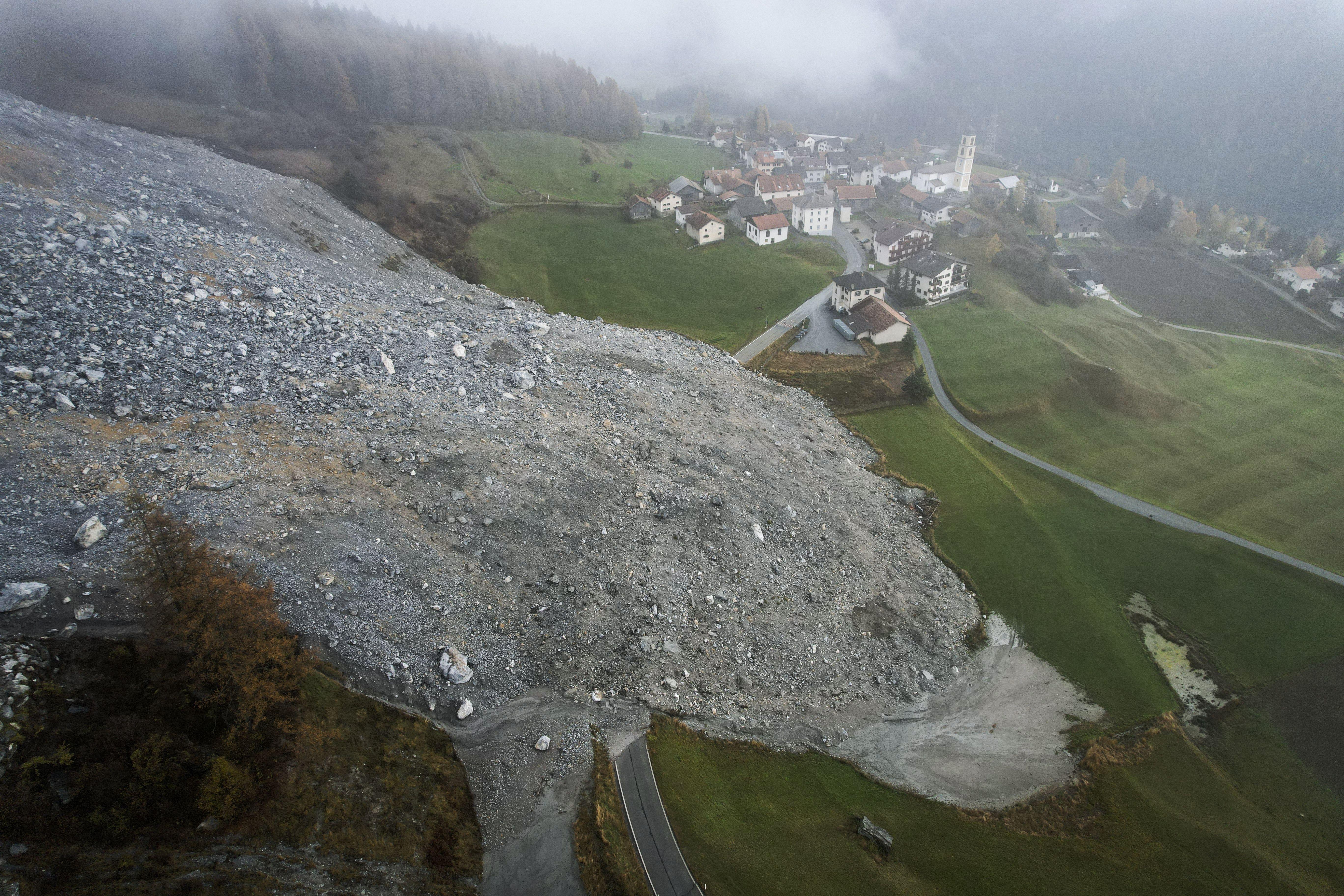 Blick auf Brienz, am 12. November 2024, in Brienz-Brinzauls: 1,2 Millionen Kubikmeter Felsschutt drohen abzugleiten.