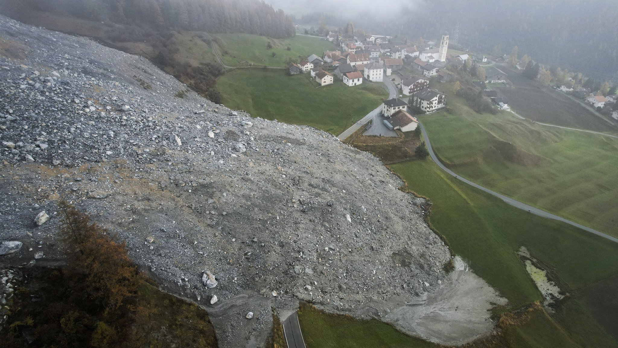 Blick auf Brienz, am 12. November 2024, in Brienz-Brinzauls: 1,2 Millionen Kubikmeter Felsschutt drohen abzugleiten.