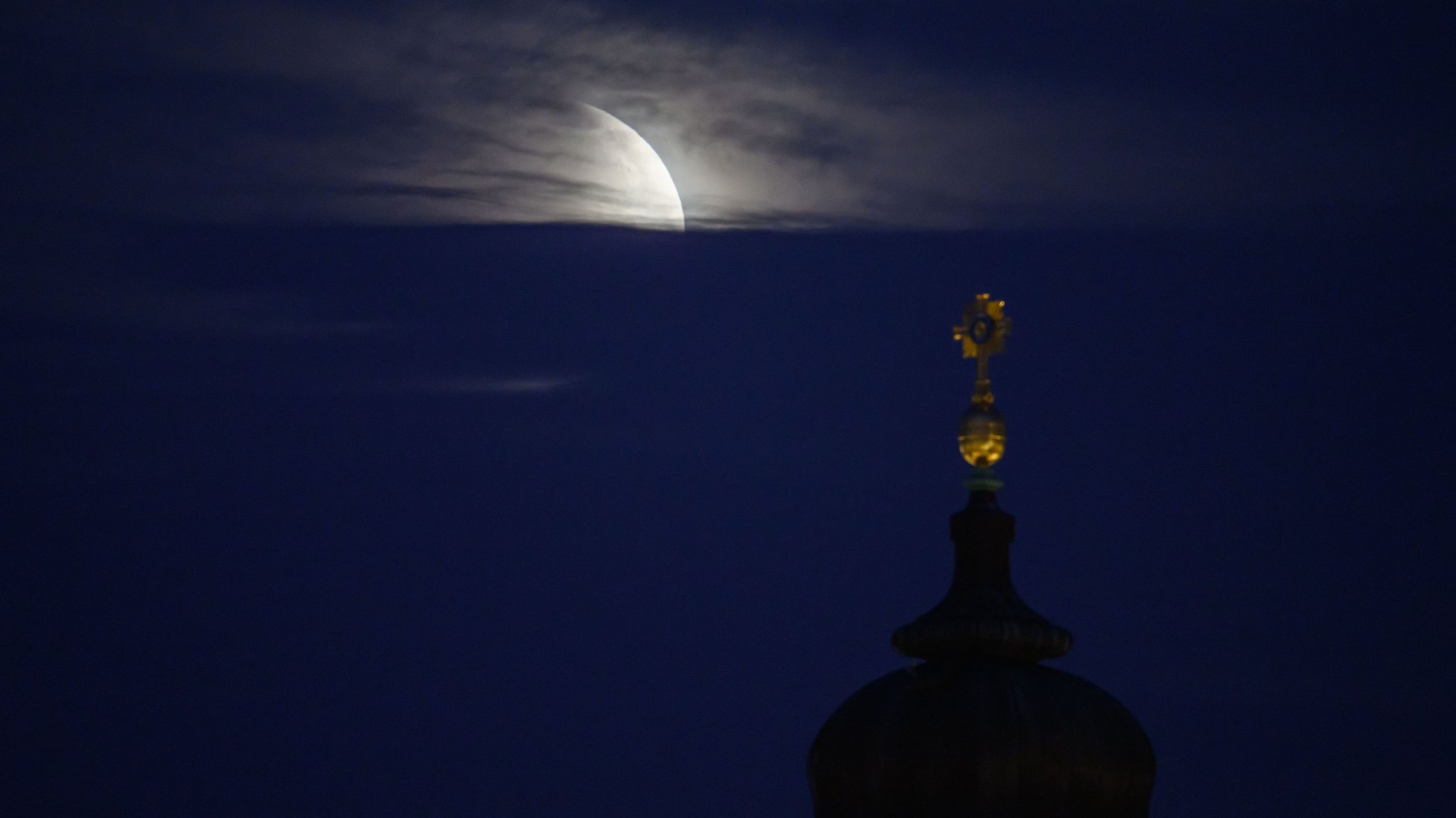 Mondfinsternis in Bayern - Vielerorts versperren Wolken Sicht