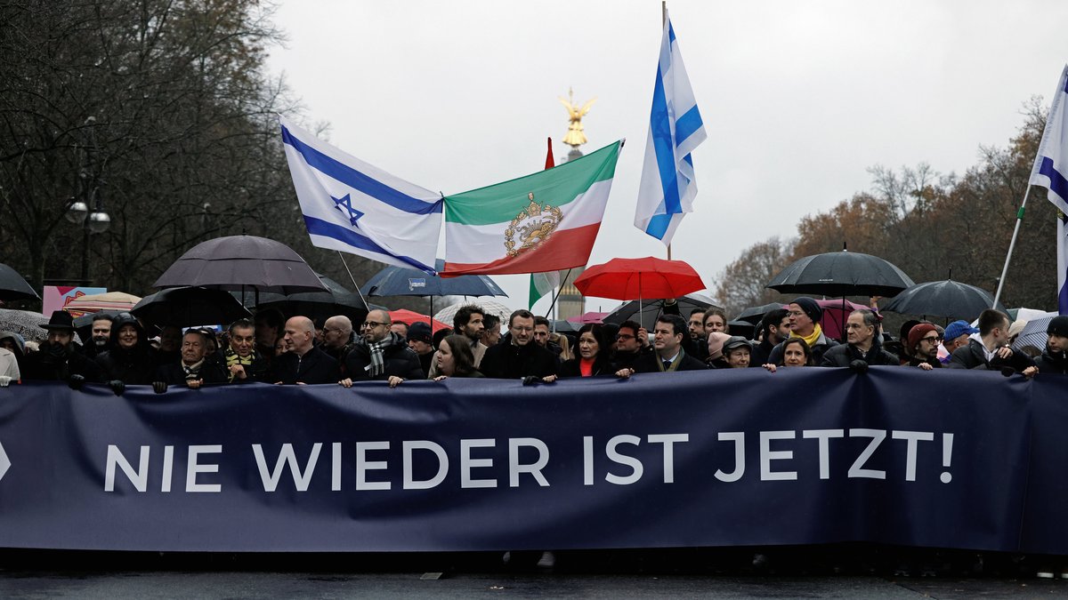 10. Dezember, Berlin: Prominente aus Kultur und Politik demonstrieren gegen Judenhass.