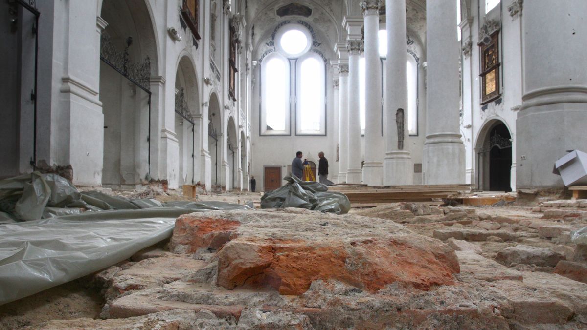 Blick in die ehemalige Dominikanerkirche ohne Bodenbelag