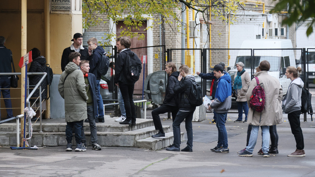 Junge Männer vor einem Rekrutierungsbüro in Moskau
