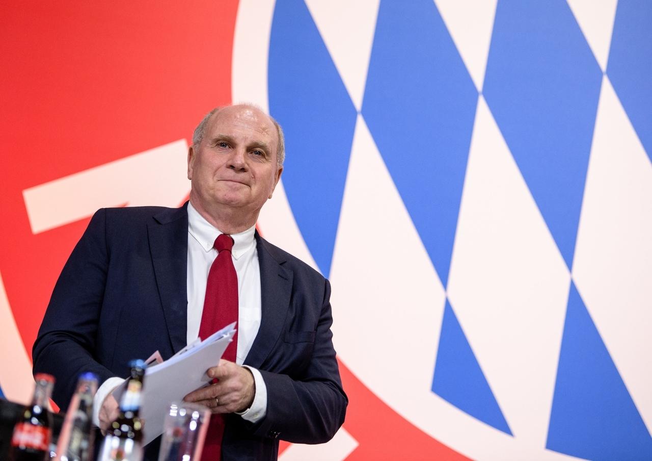 ARCHIV - 24.11.2017, Bayern, München: Vereinspräsident Uli Hoeneß kommt zur Jahreshauptversammlung des Fußball-Bundesligisten FC Bayern München im Audi Dome. Am 29. August ist Stichtag. Dann will Uli Hoeneß den Aufsichtsrat des FC Bayern über seine Zukunft informieren. Sein Schweigegelübde hält der Vereinspatron nicht durch. | Bild: dpa-Bildfunk/Matthias Balk ARCHIV - 24.11.2017, Bayern, München: Vereinspräsident Uli Hoeneß kommt zur Jahreshauptversammlung des Fußball-Bundesligisten FC Bayern München im Audi Dome. Am 29. August ist Stichtag. Dann will Uli Hoeneß den Aufsichtsrat des FC Bayern über seine Zukunft informieren. Sein Schweigegelübde hält der Vereinspatron nicht durch.