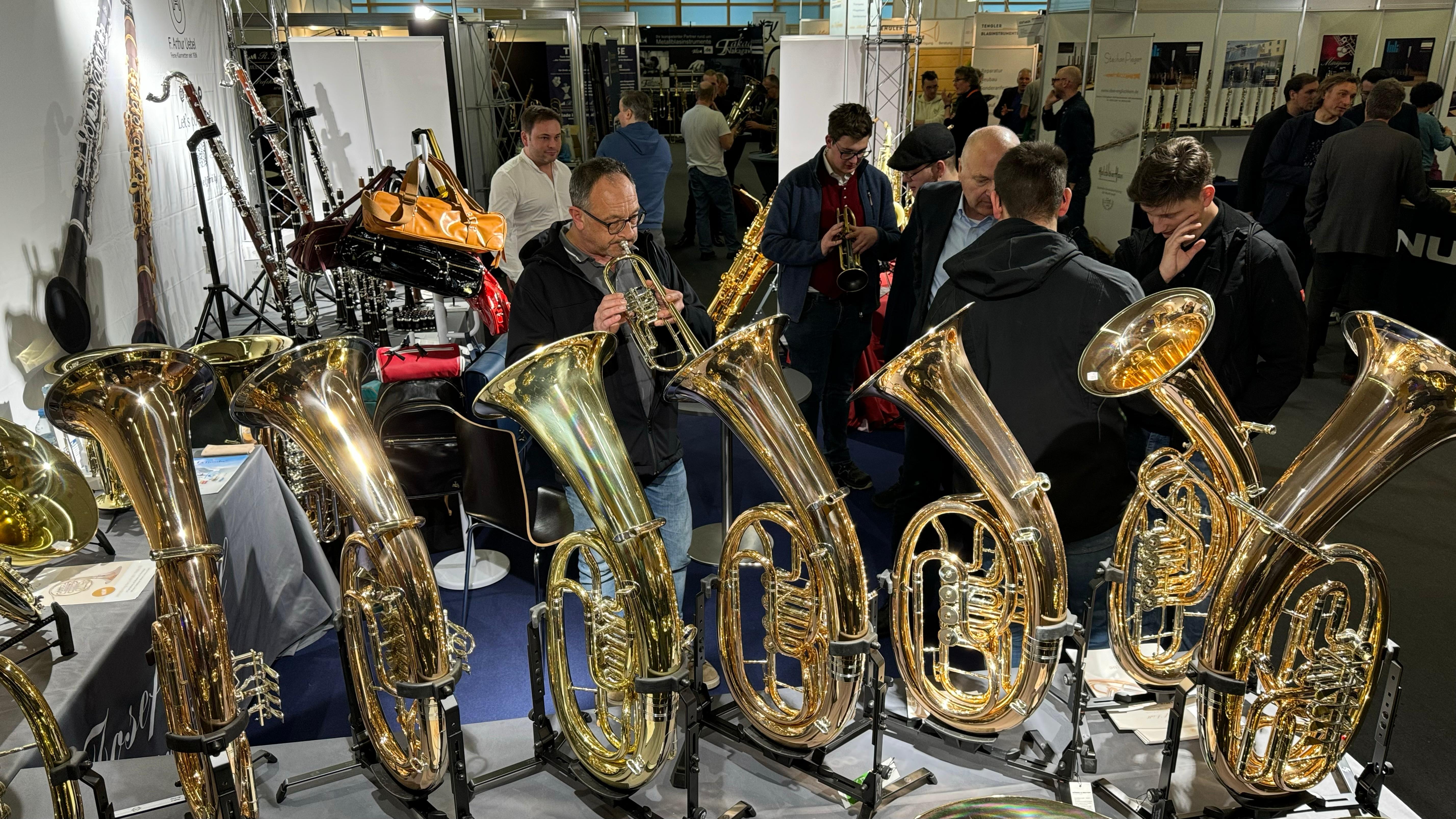 In einem Raum stehen verschiedene Holzblasinstrumente. 