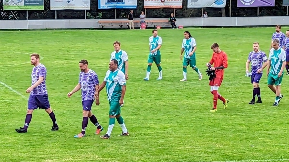 Die Werder Bremen Traditionsmannschaft mit "Kugelblitz" Ailton (dritter von Links) nach dem Spiel gegen den TSV Grombühl 