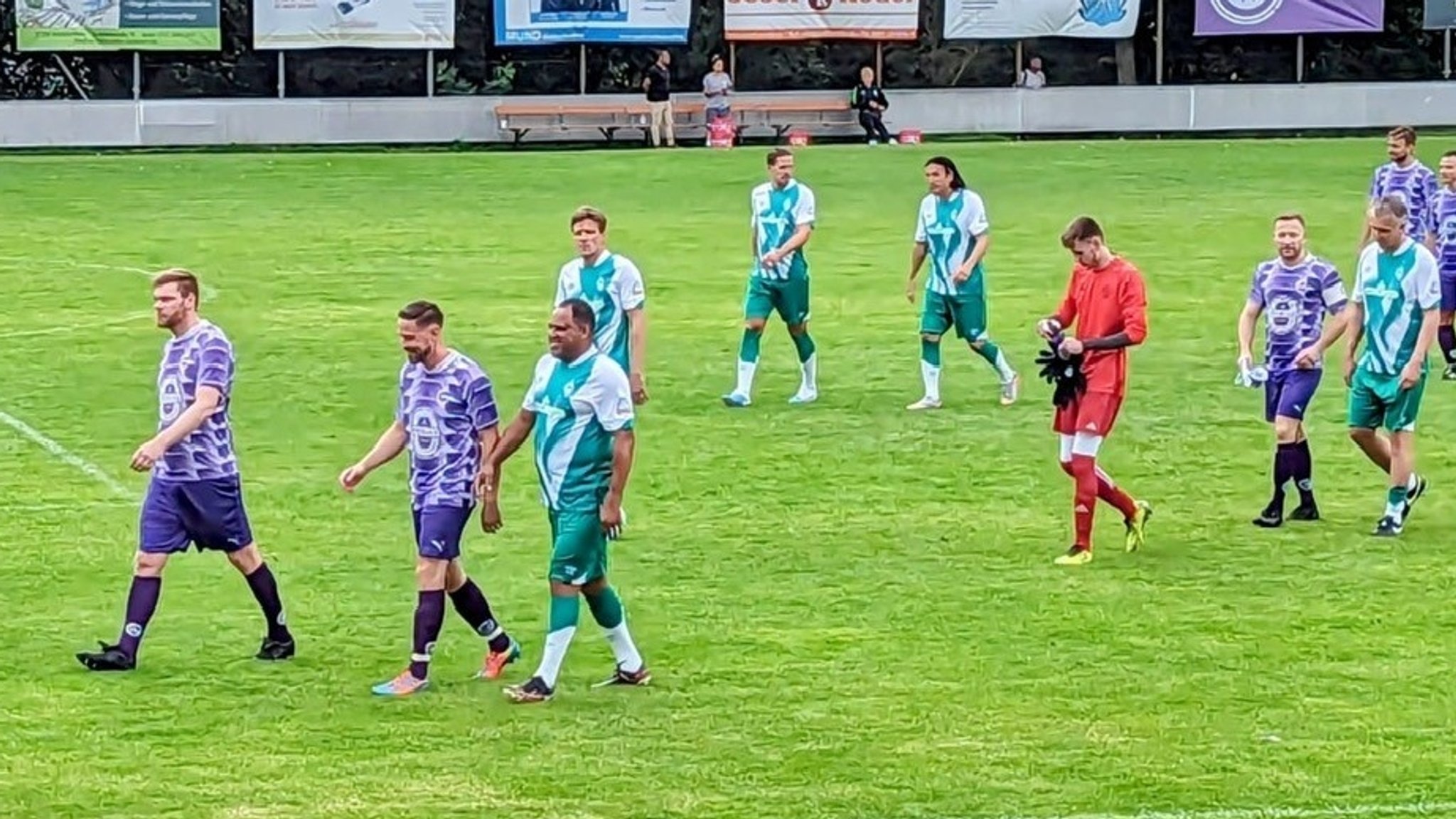 Die Werder Bremen Traditionsmannschaft mit "Kugelblitz" Ailton (dritter von Links) nach dem Spiel gegen den TSV Grombühl 