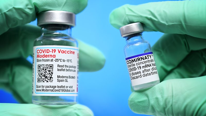 Impfstofffläschchen von Moderna und Biontech