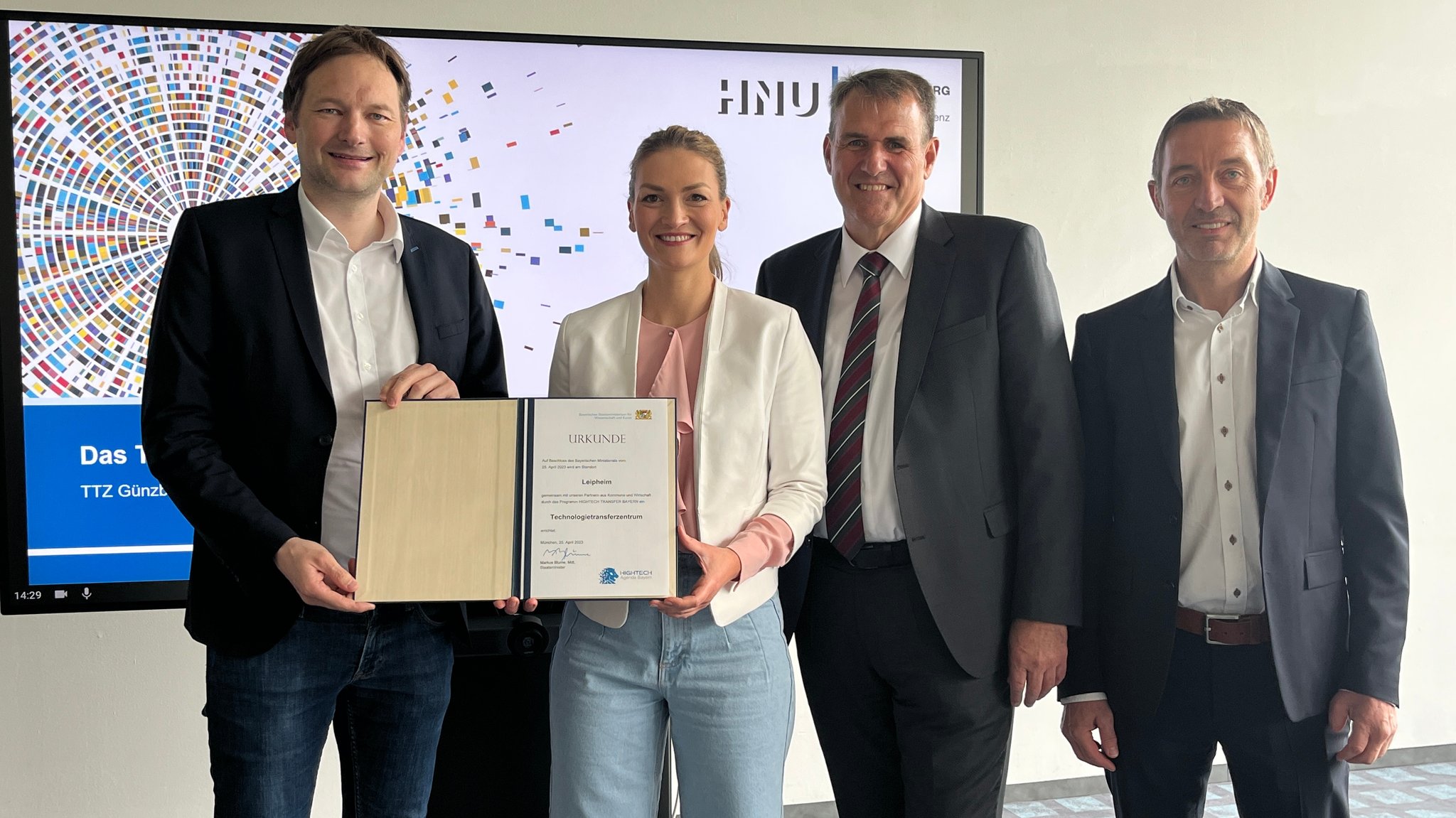 Günzburgs Landrat Hans Reichhart, Digitalministerin Judith Gerlach, Leipheims Bürgermeister Jürgen Grinninger, Hochschulprofessor in Neu-Ulm Christian Konrad (von links)