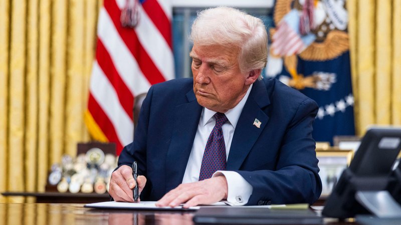 Trumps erste Amtshandlungen als 47. Präsident der Vereinigten Staaten. | Bild: picture alliance / Consolidated News Photos | Jim LoScalzo - Pool via CNP Trumps erste Amtshandlungen als 47. Präsident der Vereinigten Staaten.