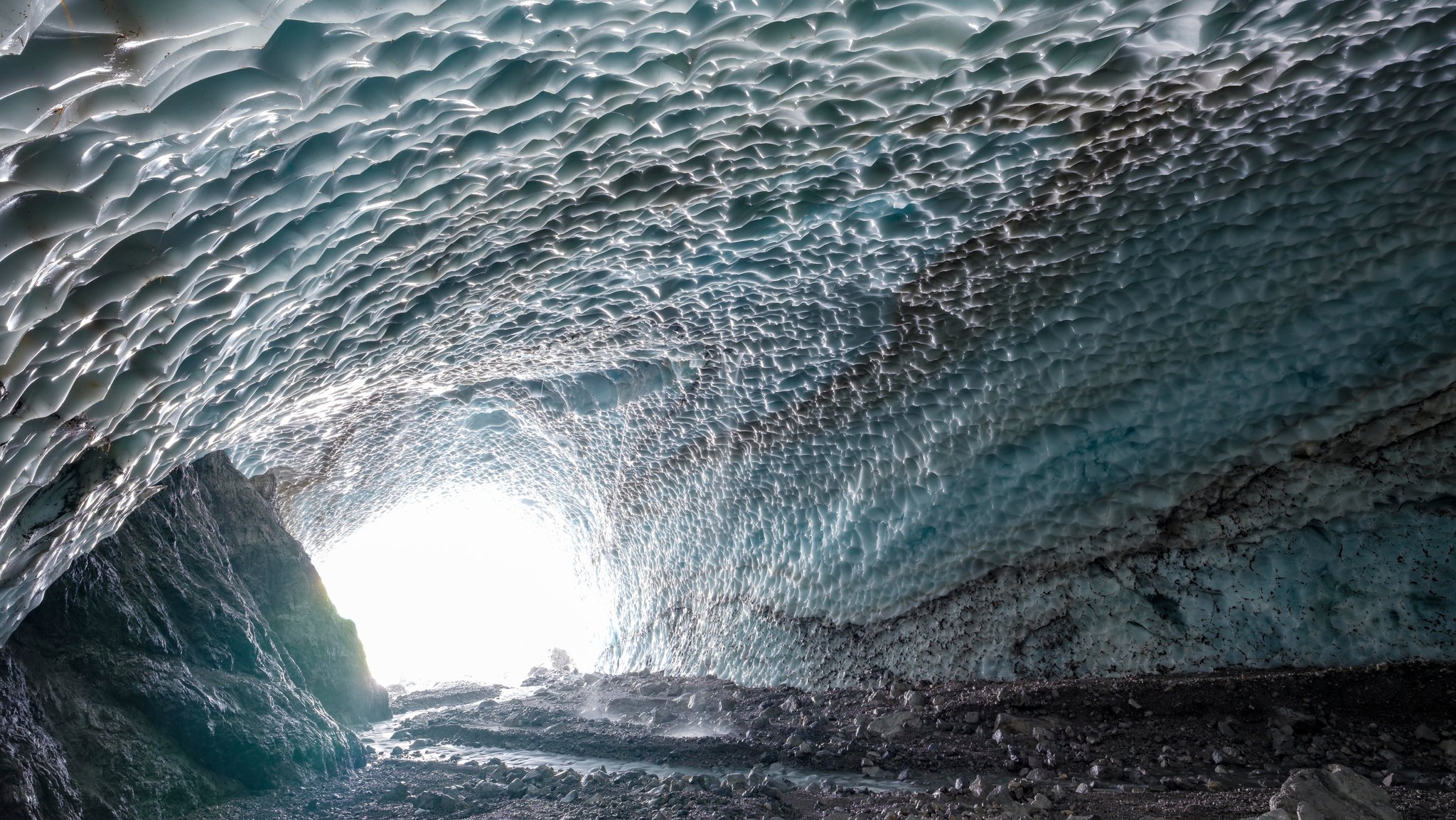 Vor dem Einsturz: Eiskapelle mit Schmelzwasserbach