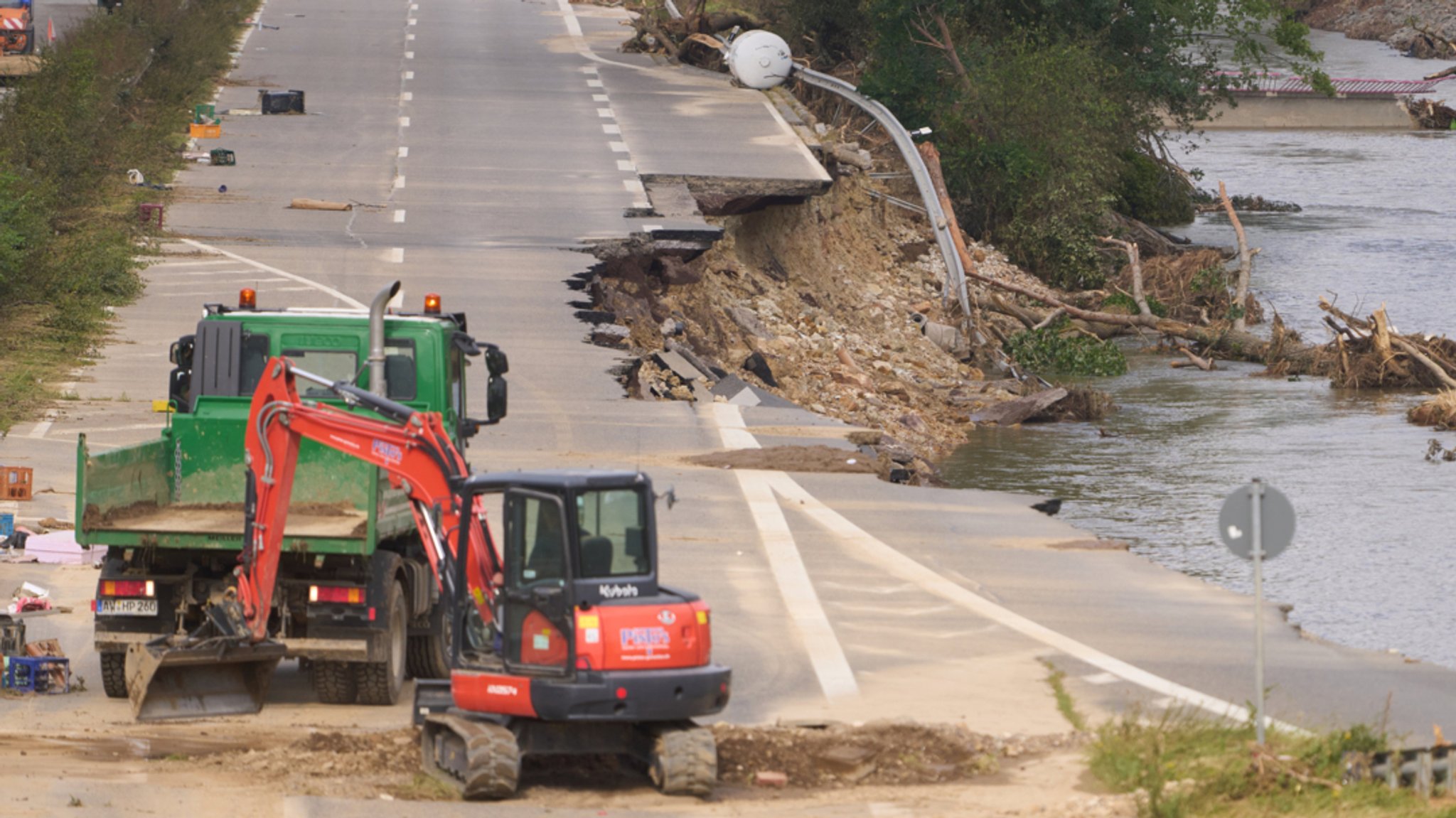 Rheinland-Pfalz, Bad Neuenahr: Bautrupps versuchen, die Bundesstraße 266 bei Bad Neuenahr wieder befahrbar zu machen. 