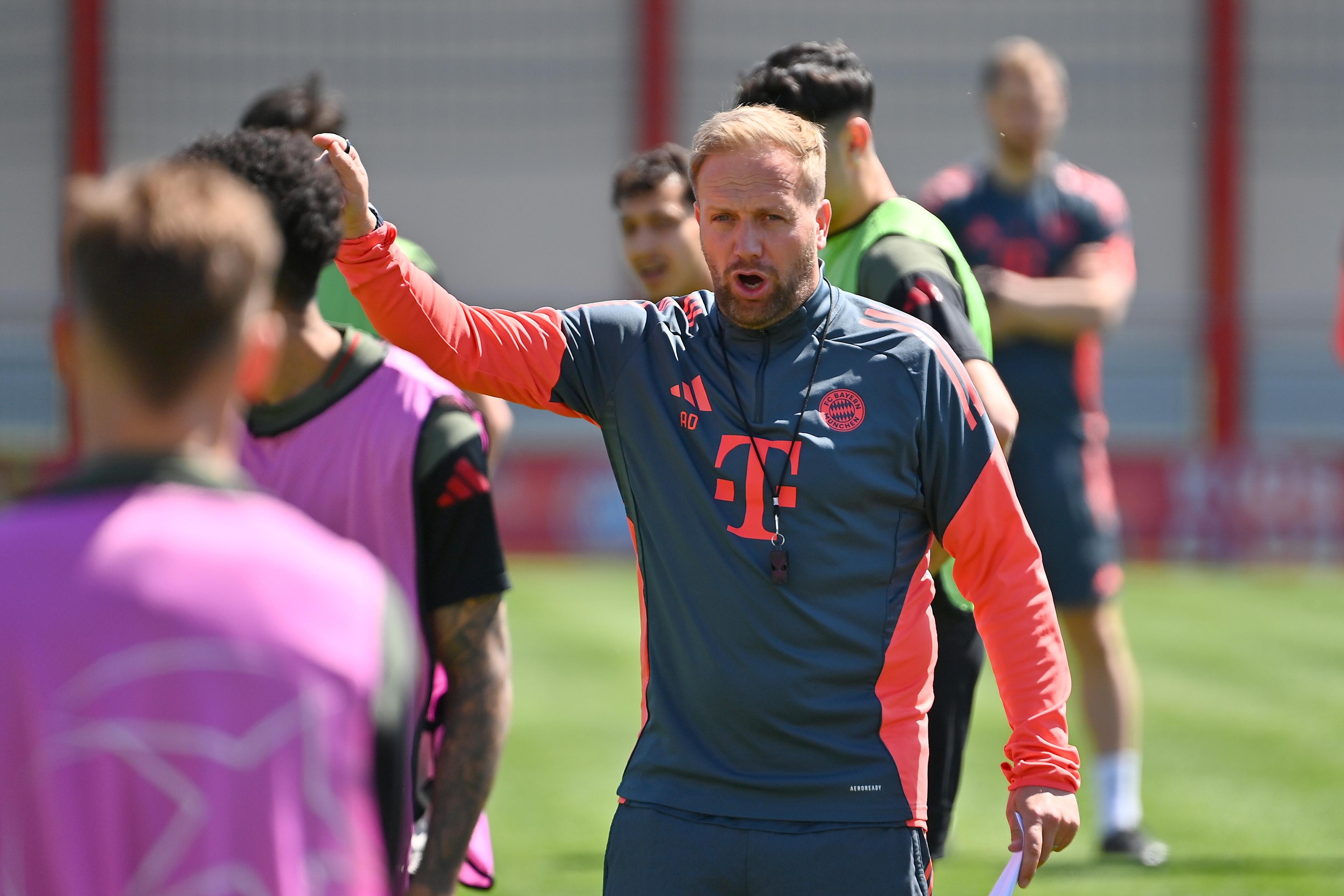 Co-Trainer des FC Bayern, Aaron Danks, beim Abschlusstraining