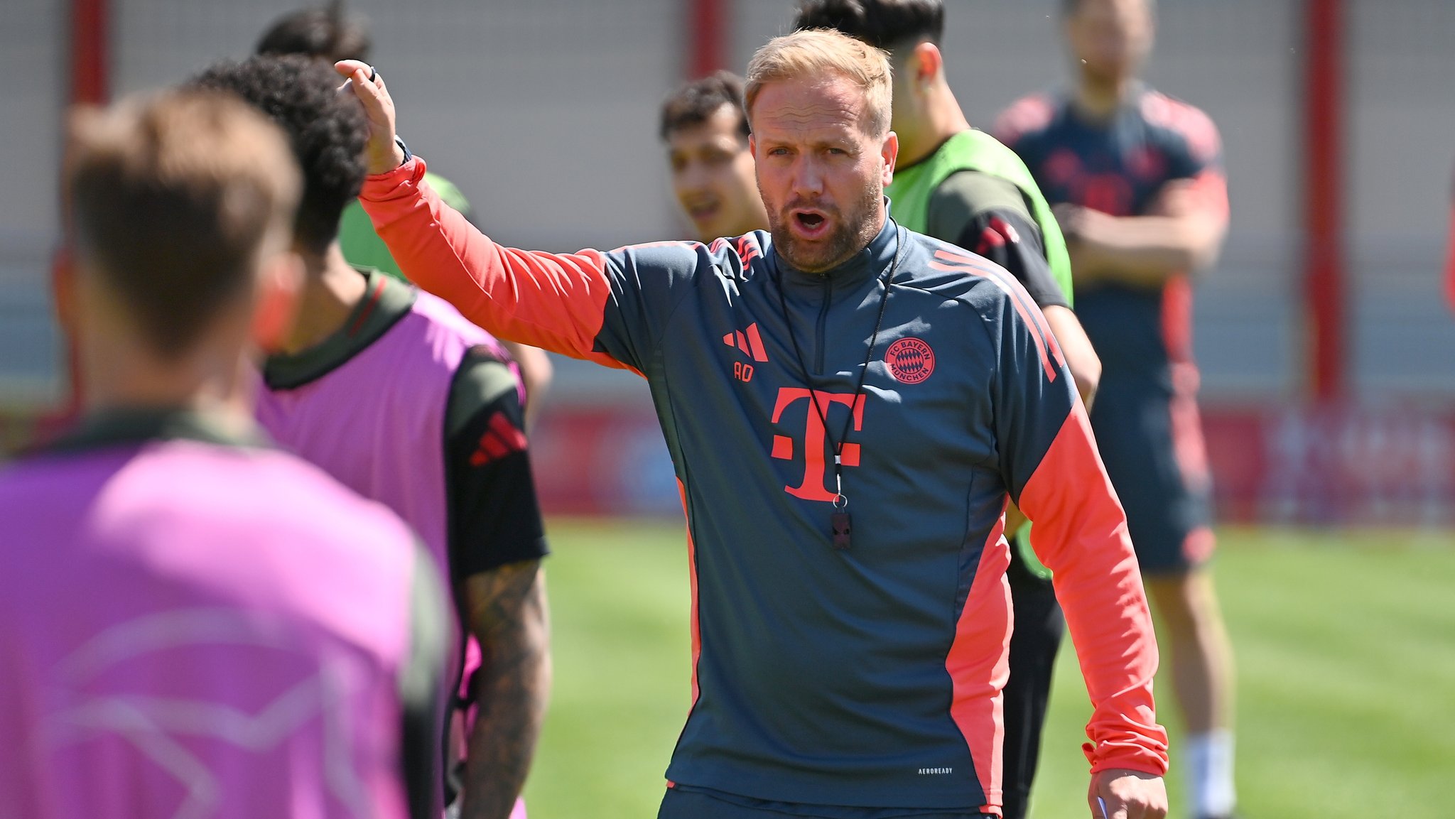 Co-Trainer des FC Bayern, Aaron Danks, beim Abschlusstraining
