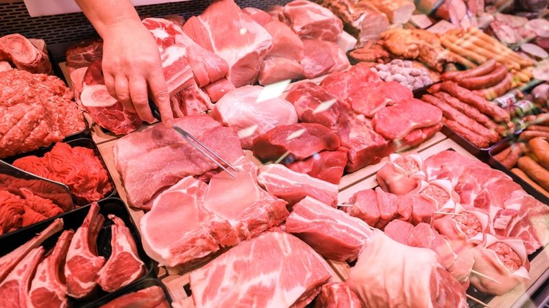 Verschiedene Sorten Schweinefleisch und Rindfleisch liegen in einer Fleischtheke in einem Supermarkt. | Bild: dpa-Bildfunk/Jan Woitas Verschiedene Sorten Schweinefleisch und Rindfleisch liegen in einer Fleischtheke in einem Supermarkt.