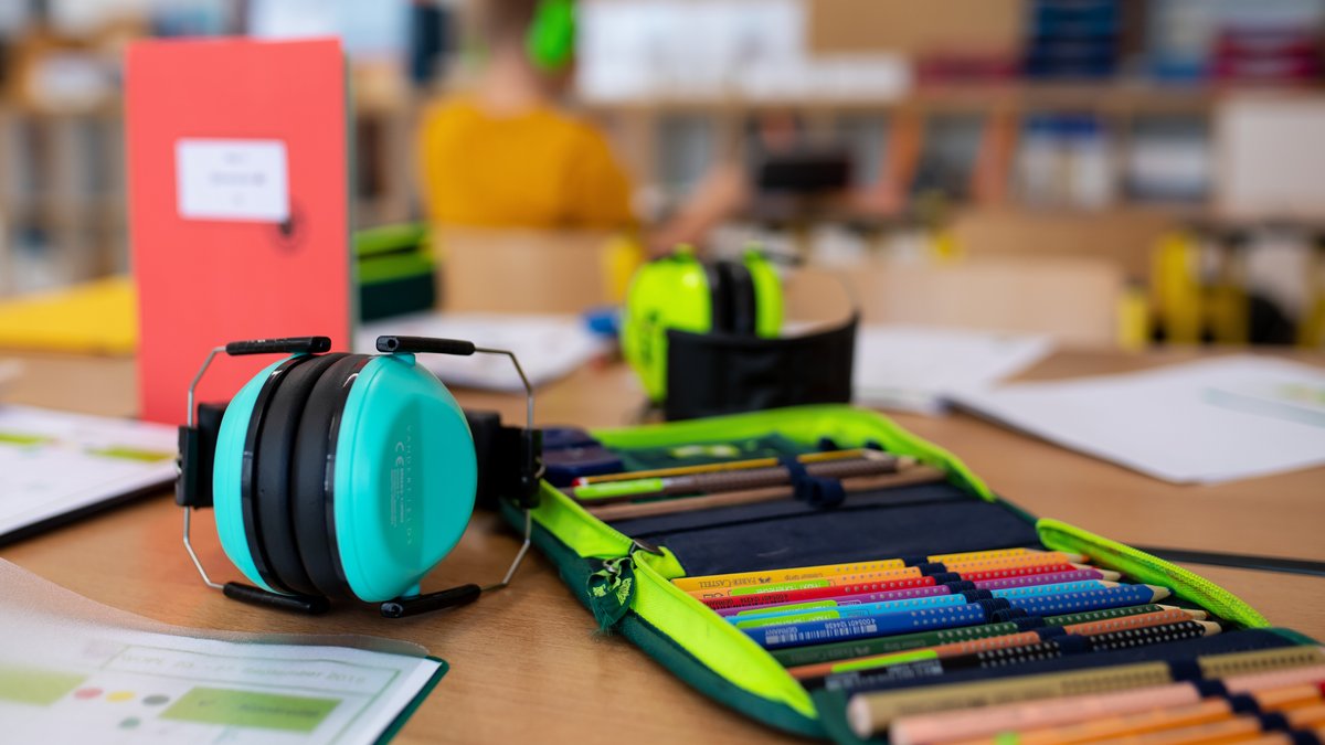 Hörschutz im Klassenzimmer: Kinder und Jugendliche an Förderschulen haben im Schulalltag oftmals individuelle Bedürfnisse.