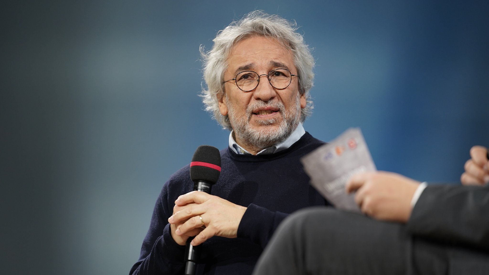 Porträt des türkischen Journalisten Can Dündar im Gespräch auf der Frankfurter Buchmesse 2025. In seinem Buch "Ich traf meinen Mörder" erzählt er vom Ende der Pressefreiheit und der Demokratie in seinem Land.