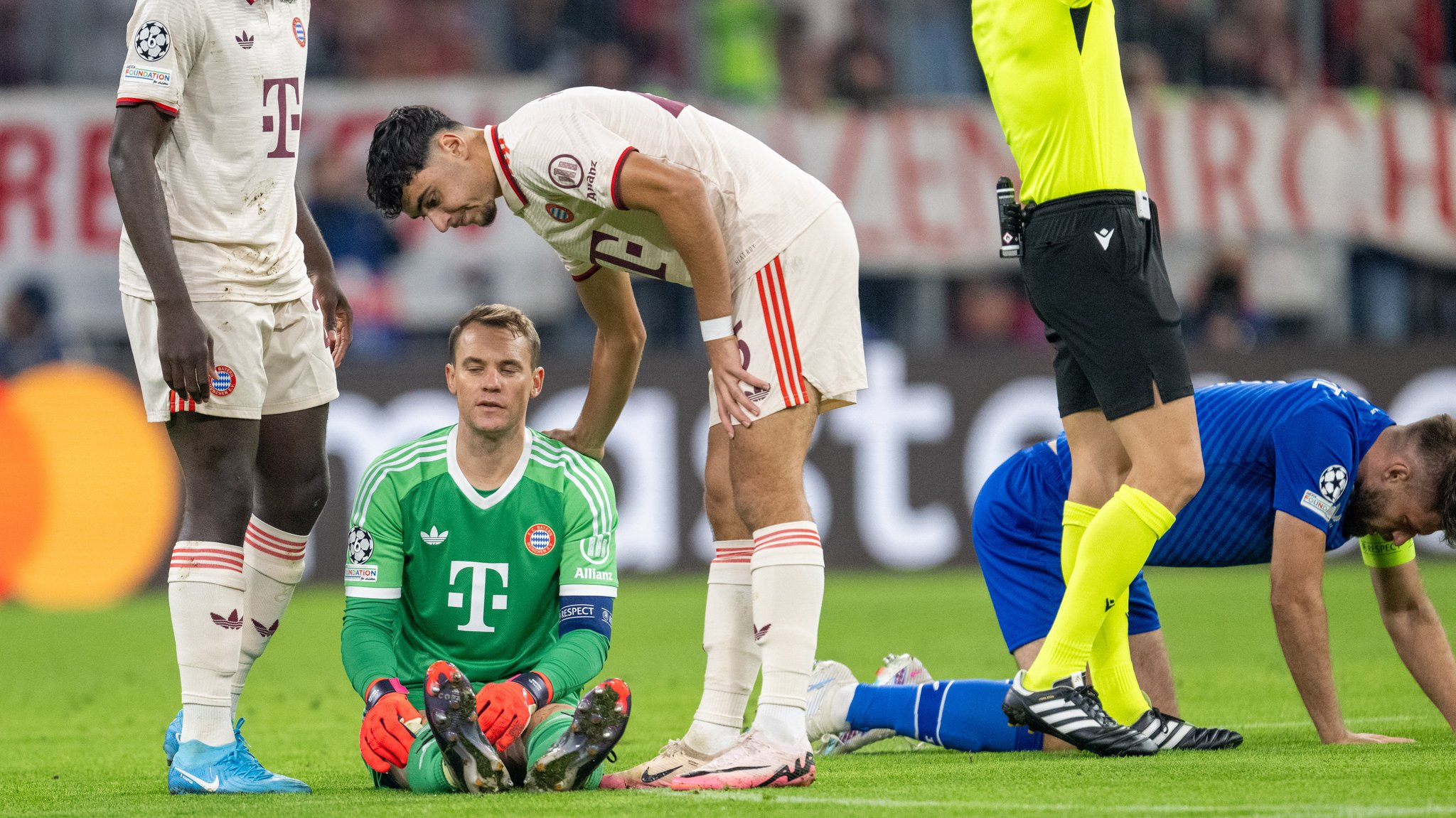 Manuel Neuer am Boden