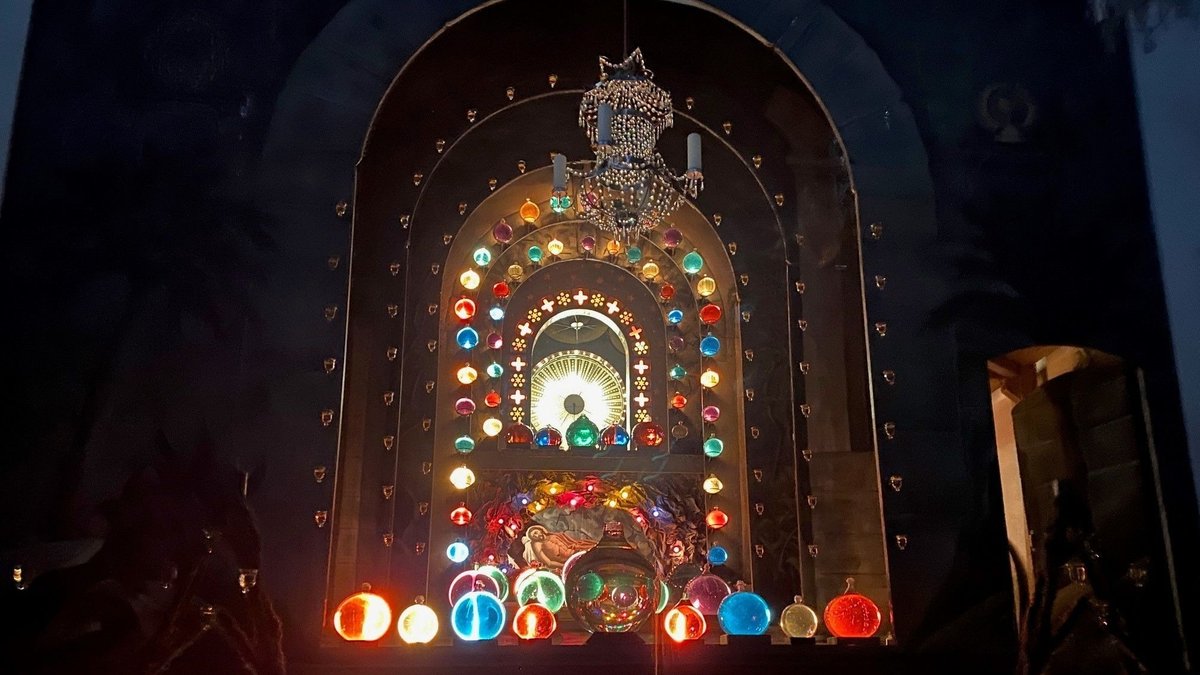 Bunte Glaskugeln und Öllichter: Das Heilige Grab von Höglwörth
