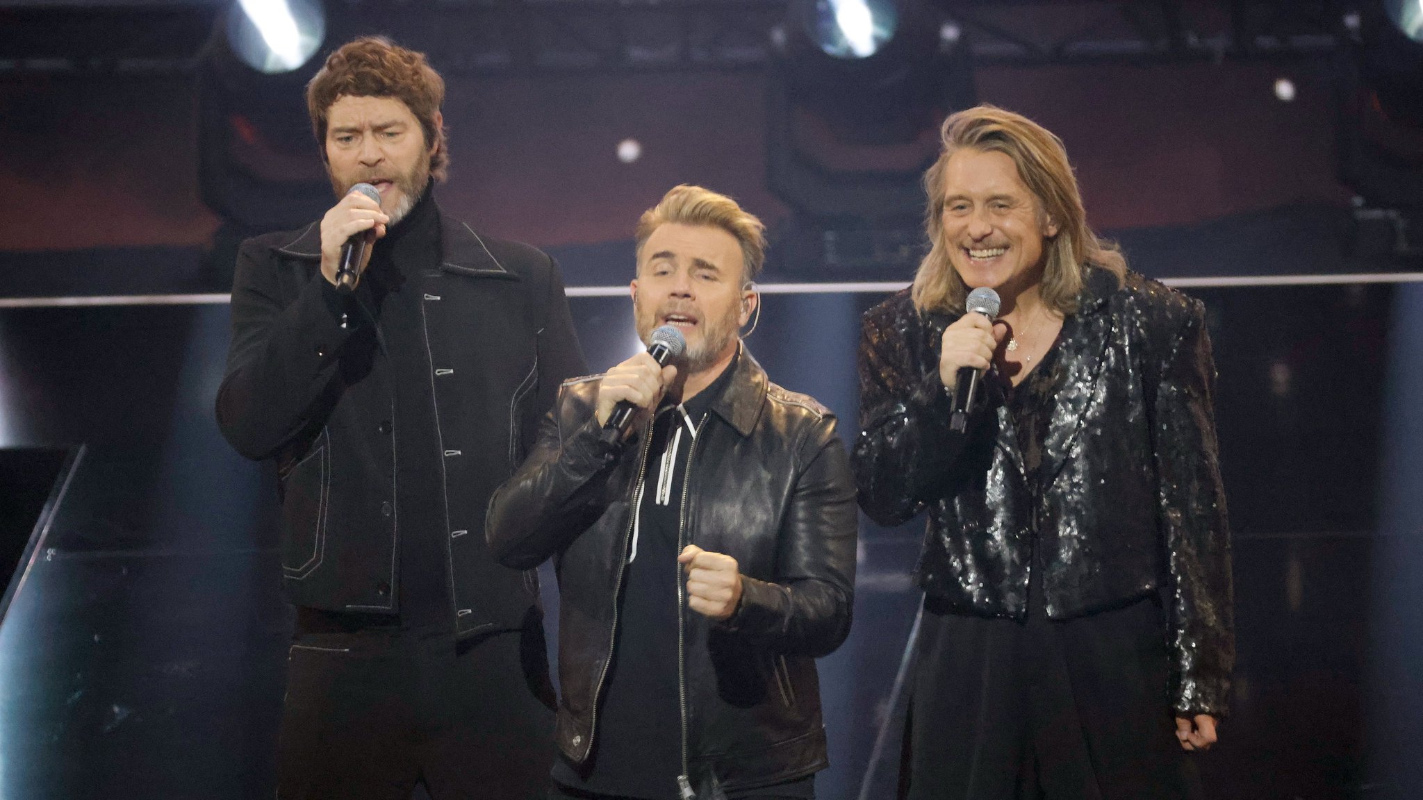 Take That im November 2023. Mark Owen (rechts) denkt auf der Bühne nie ans Essen. Bandkollege Howard Donald (links) geht es da anders.